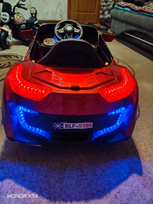 Продам машинку на акумляторе детский