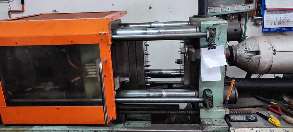 Шприц автомат за пластмаса