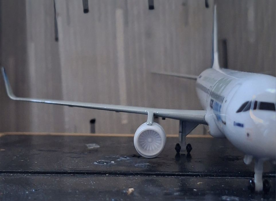 Продам модельку самолёта Airbus A320neo в фирменном ливерии