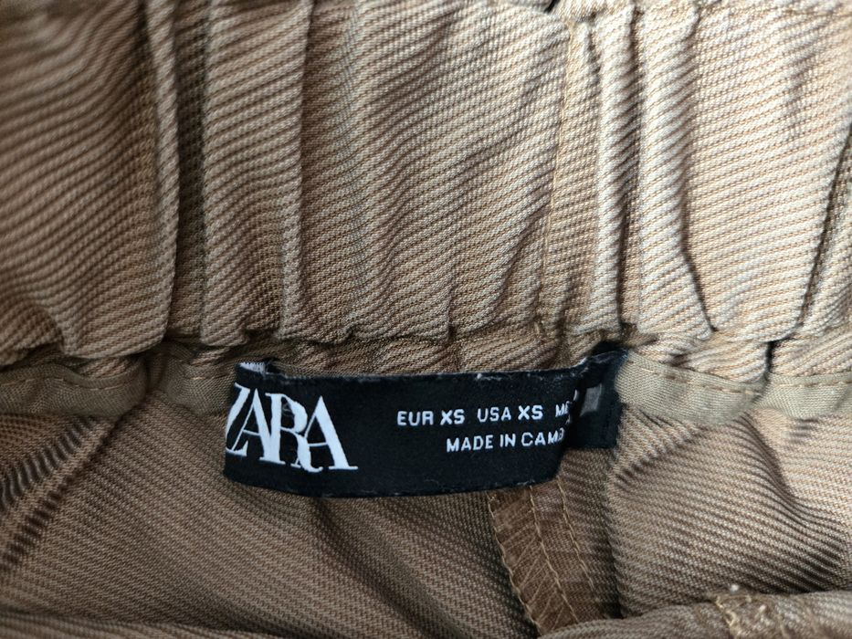 Vând 3 perechi de pantaloni scurți:2 perechi zara, 1 pereche colin's d