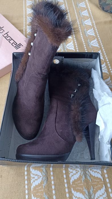 Велурени боти номер 37