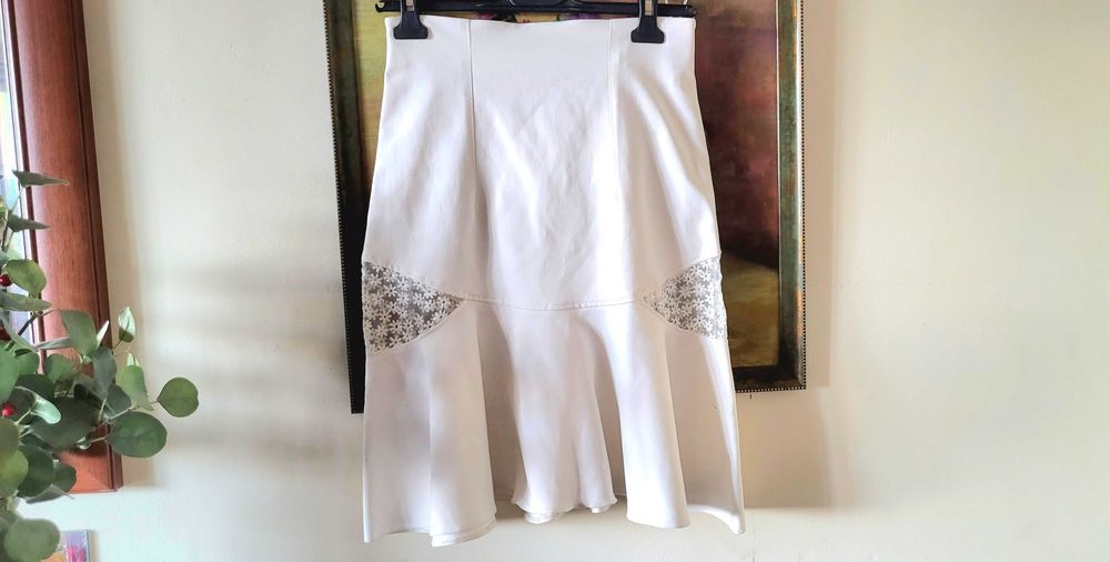 Fusta Nissa alba cu peplum