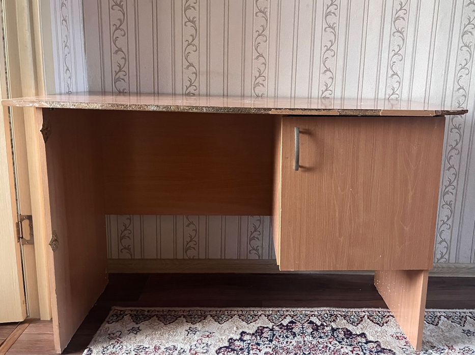 Продам стол 2500