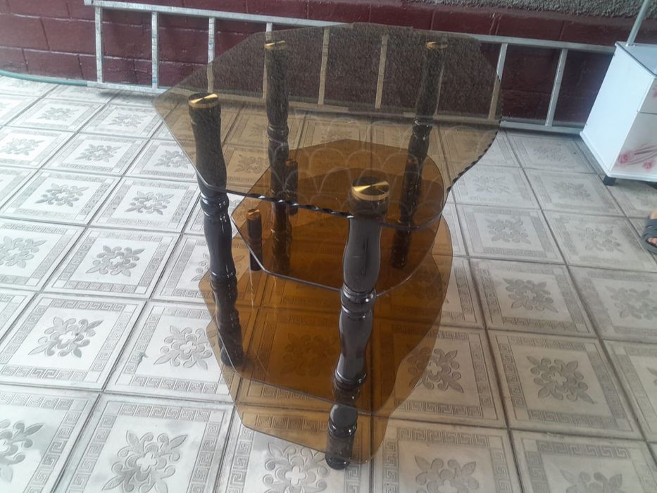 Стеклянный столик