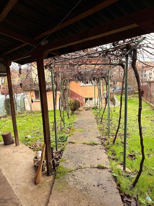 Двуетажна къща с гараж