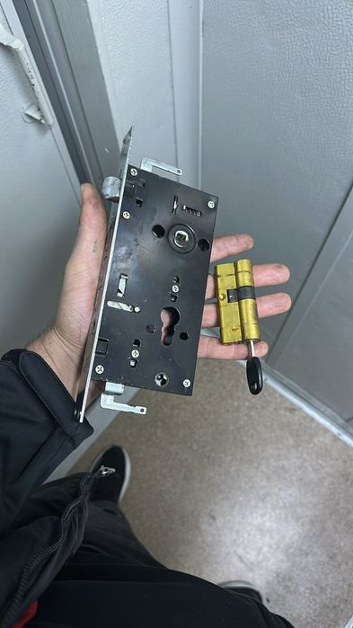 Lacatus profesionit/Locksmith 24h/Deblocari Usi non stop/Usa Bl