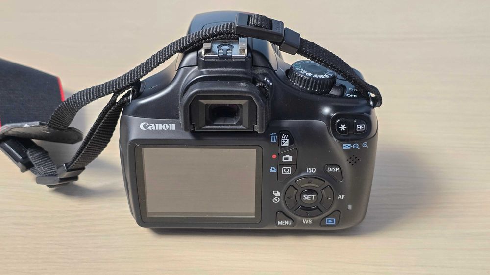 Canon 1100 D , cu umbre pe display