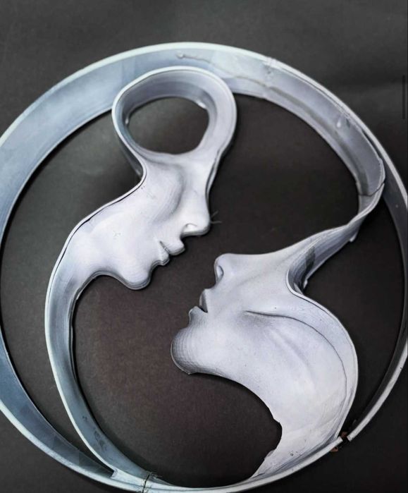 Статуя " ЦЕЛУВКА "