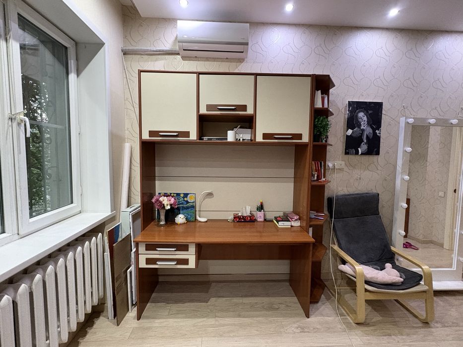 Продаю гарнитур, шкафы, стол