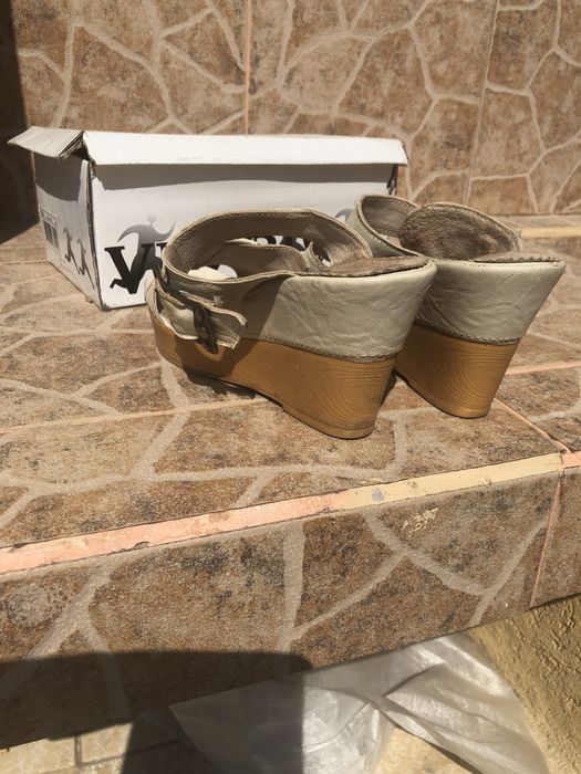 Кожени чехли на платформа!