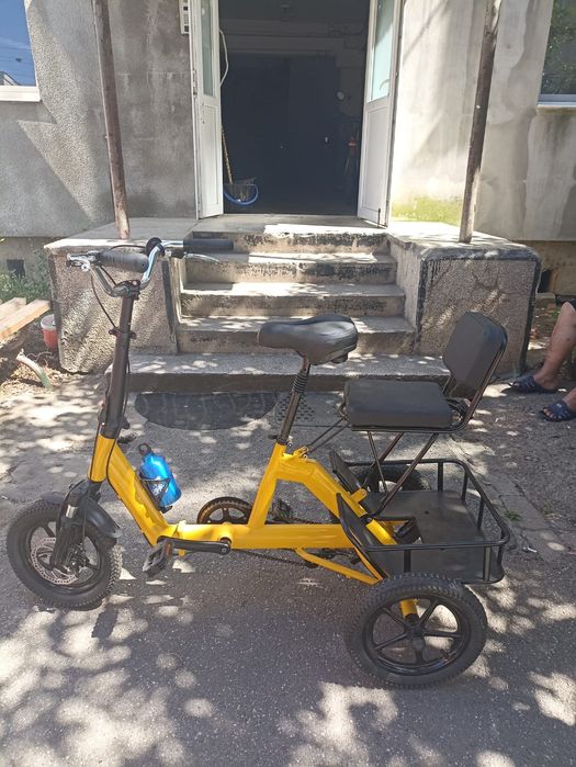Vând tricicleta cu 3 roti