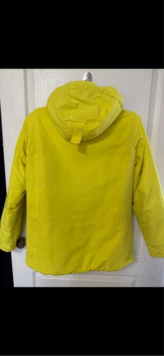 Куртка яркая, желтая