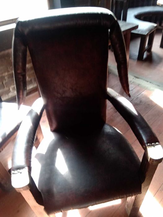 маси и столове дърво и кожа