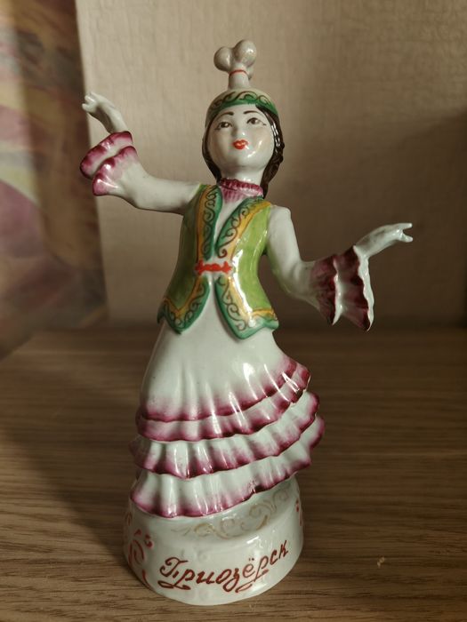 Девочка в национальном костюме фарфор
