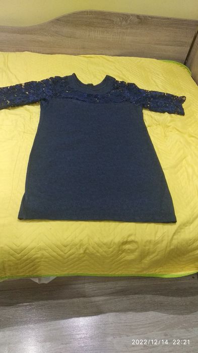 Продавам тъмно синя рокля