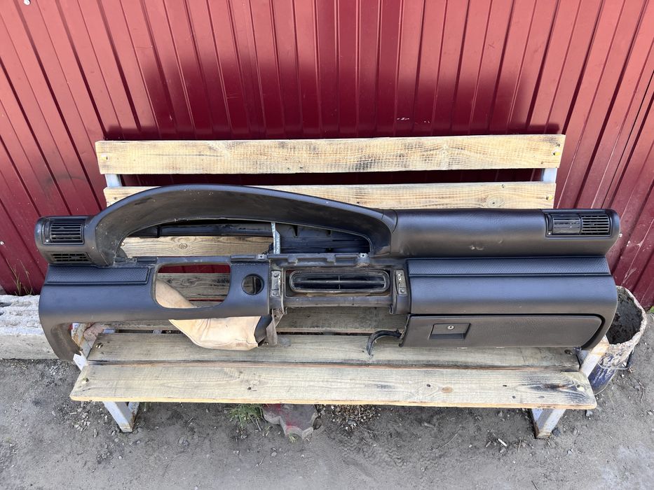 На ауди 100 с4 торпеда панель