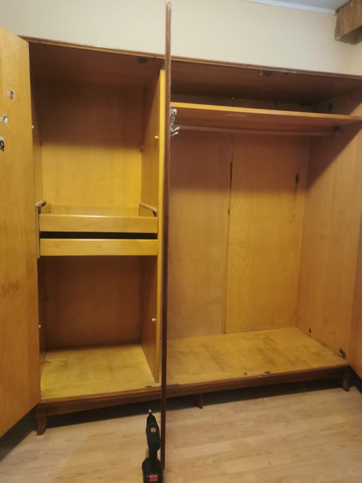 Dulap cu trei uși cu furnir nuc