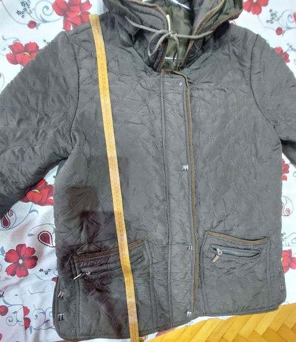 Geacă matlasata ,mărime XL,potrivită pt mărimea  L,cu glugă  detașabilă!