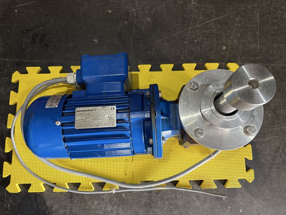Motor trifazic cu reductor