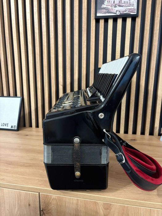 Acordeon Weltmeister Serino Deluxe cu 120 de basi