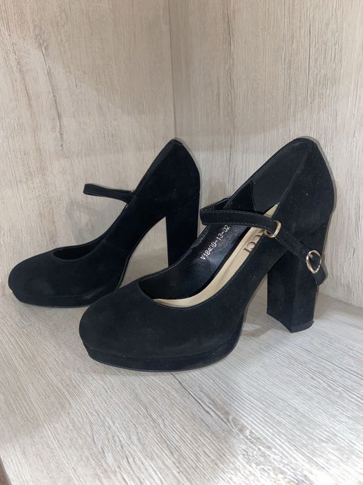 Две пары туфель 35 размер