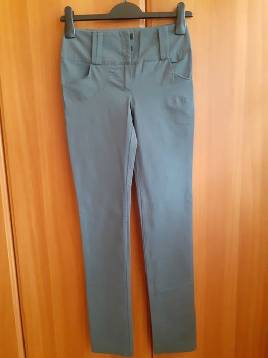 Pantaloni gri inchis