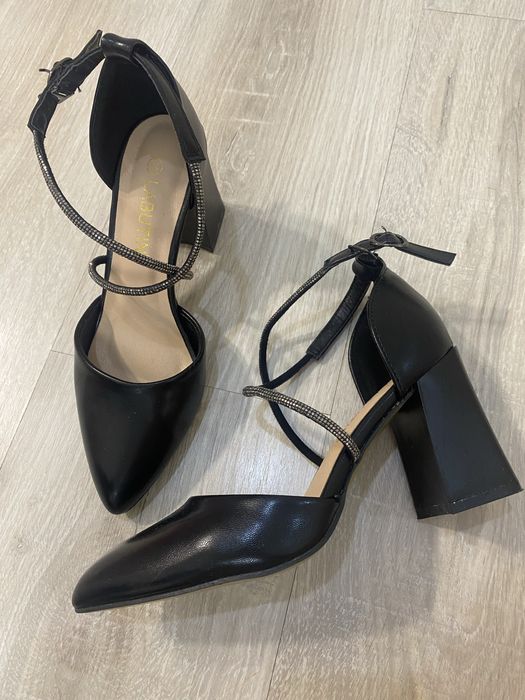 Черные туфли на каблуках