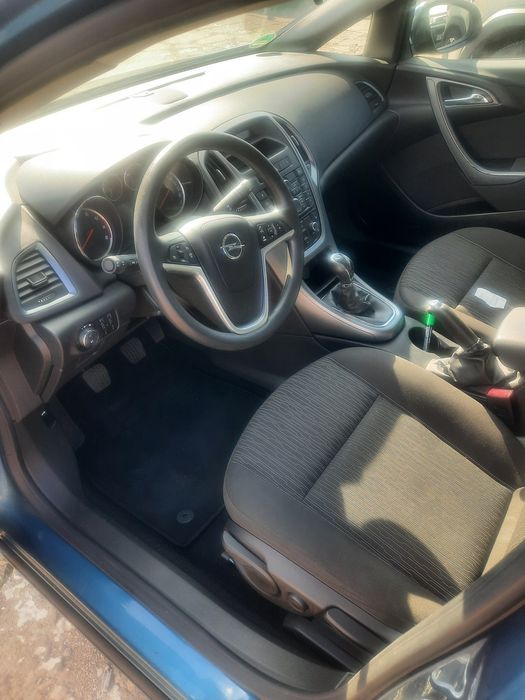 Opel astra j limuzină