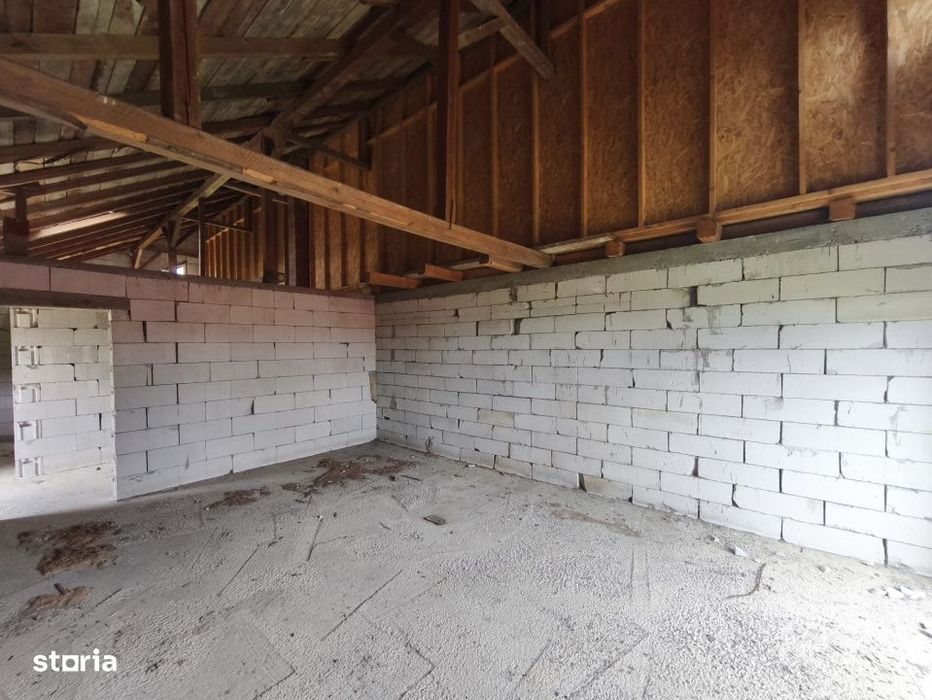 Duplex la rosu, 4400 mp teren, Siret