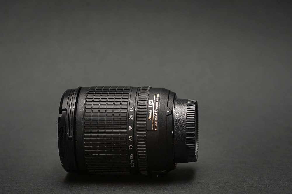 Vând obiectiv AF-S Nikkor 18-135mm, pt. aparate Nikon DX