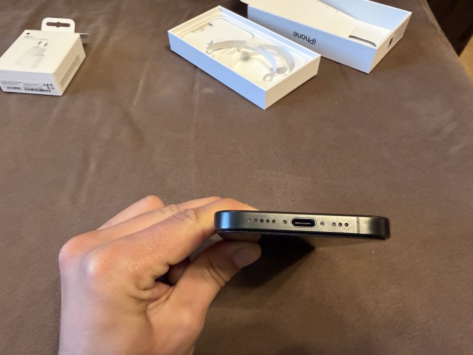 Продавам Iphone 15 pro 256GB black titanium