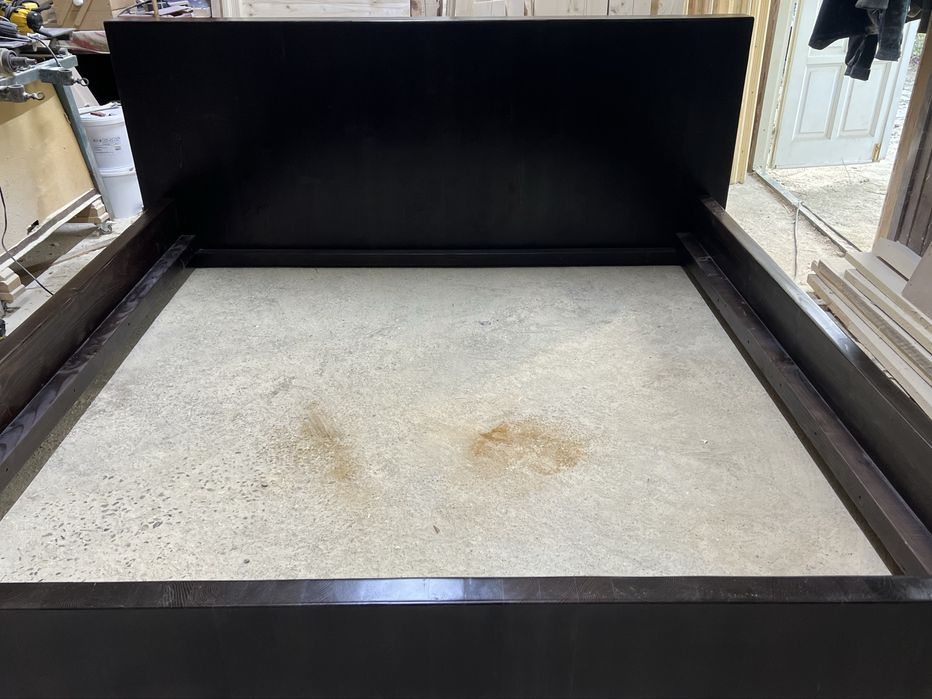 Pat din lemn masiv la atelierul din Nucet