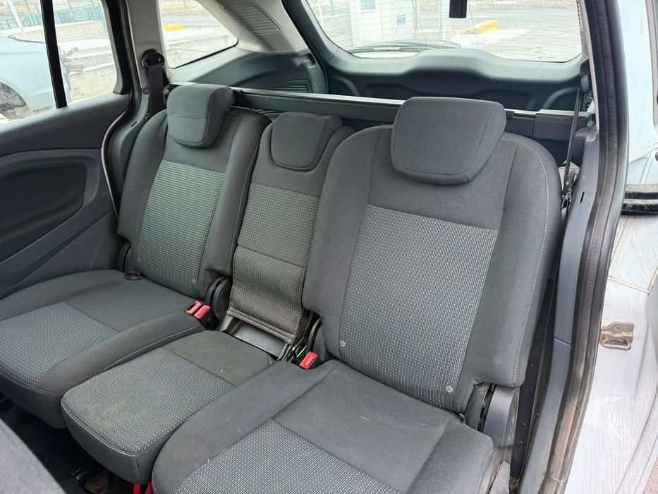 Dezmembrez / Dezmembrari / Piese / Accesorii Ford grand c-max 2 2012 alb 2.0 tdci stanga