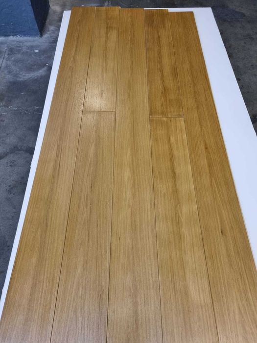 Mobilier si  proiecte din lemn la comanda:mese,trepte,parchet, si multe alte piese personalizate.
