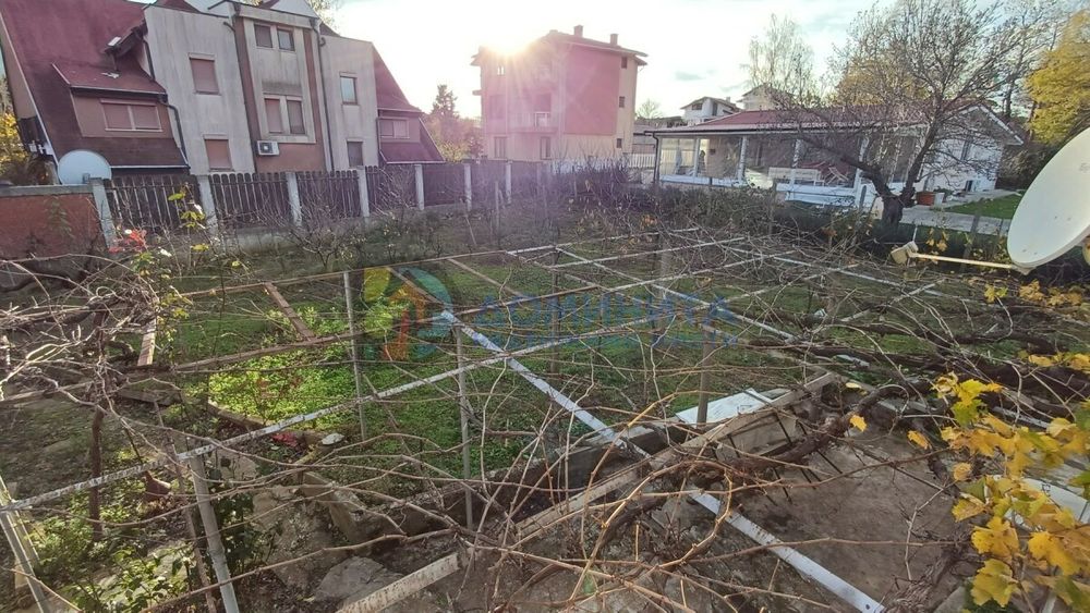 Здрава къща, с голям двор в с. Велика!