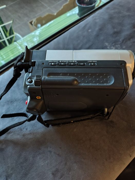 Продавам видеокамера с дигитална касета H8 самсунг