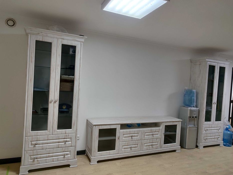консольная тумба под телевизор ,и два шкафа