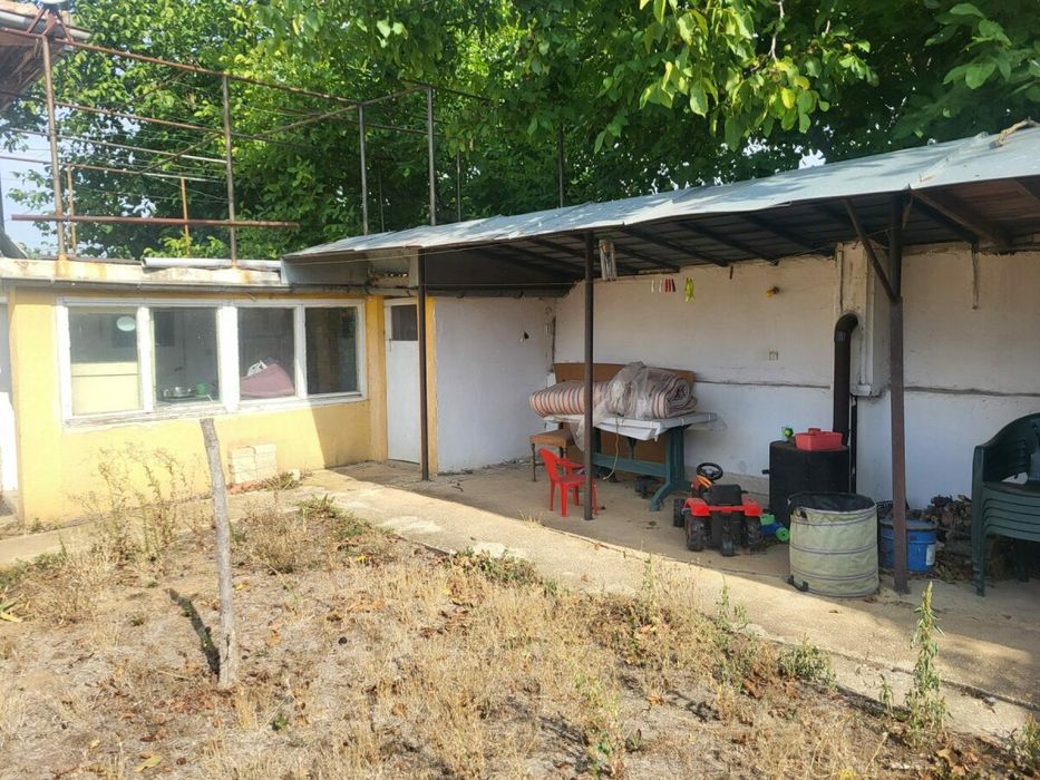 Ъглов парцел с къща в село Орешак, област Варна