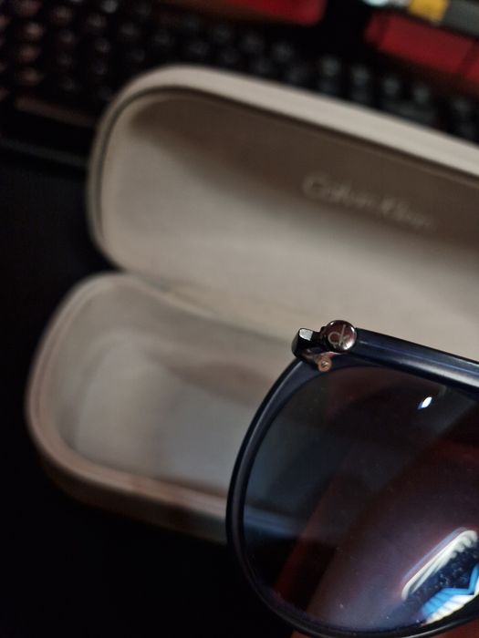 Vând ochelari de soare Calvin Klein în stare bună!