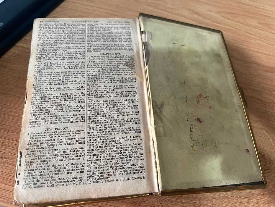 Biblia / Biblie veche, an 1880,  engleza, pagini aurite pe lateral + incuietoare, Coperta piele, 14x9x3 cm