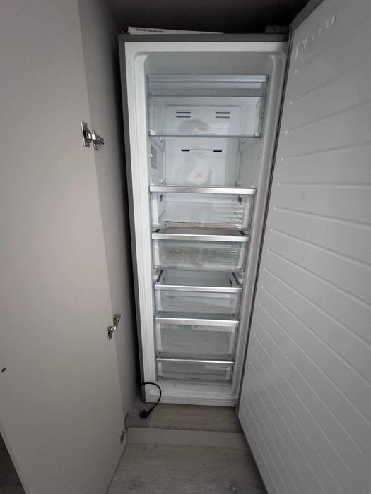 Продаётся морозильная камера Midea