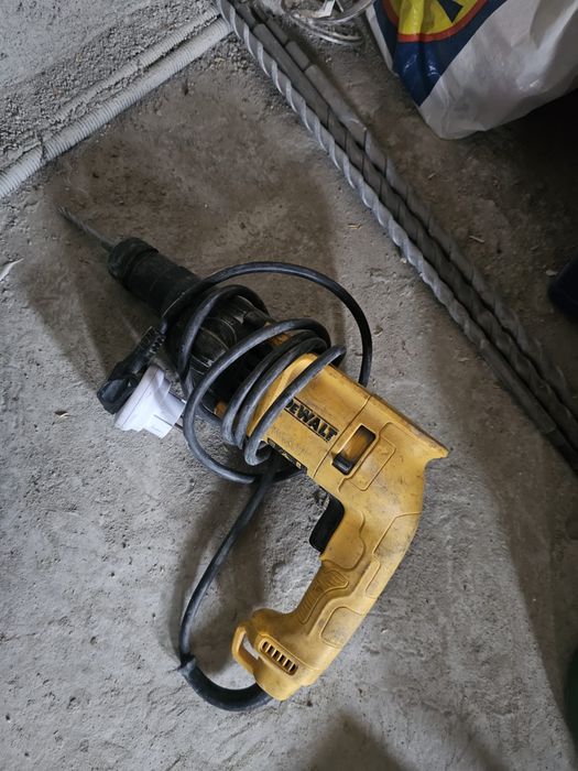 Scule electrice profesionale DeWalt si Makita ,fierastrau circular 305