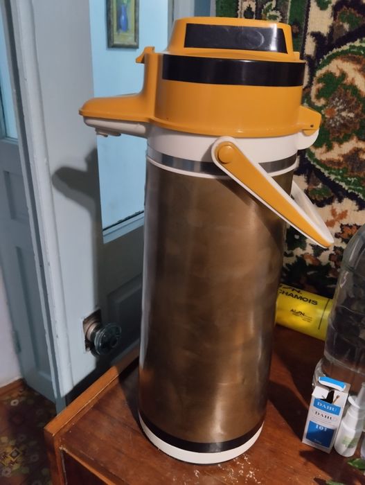 Термос на 3. 2 литра продам.