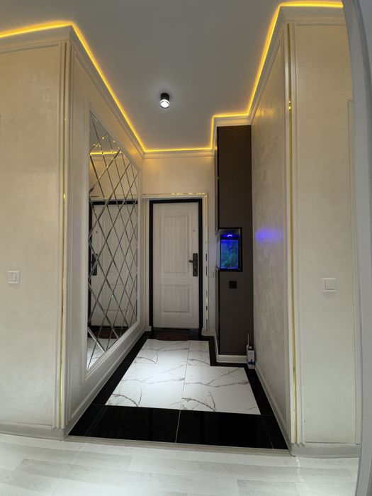 Angrenda 5/3 daxasida 3 xonali 1 etaj kvartira sotiladi