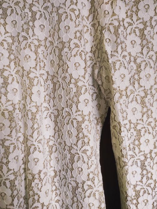 Дълга елегантна вечерна рокля с дантела и злато