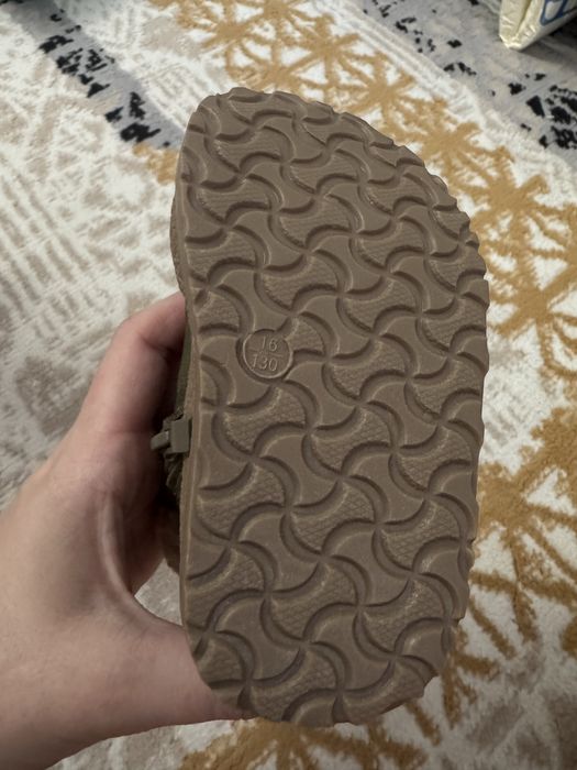 Продам детские ботинки