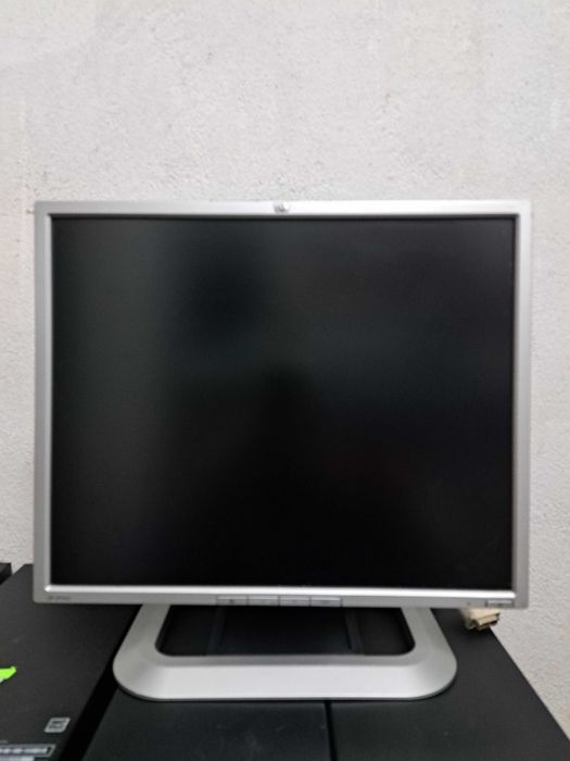 Пакет настолни компютри HP + монитори + периферия