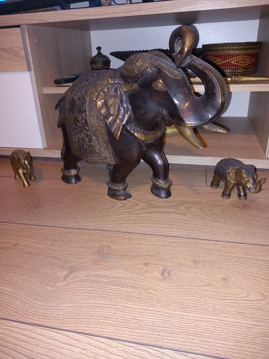 Vând elefant din bronz!