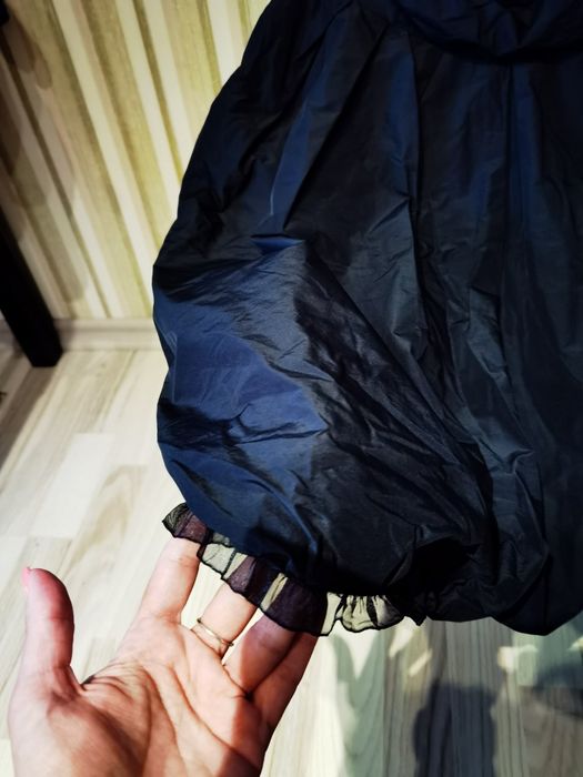 Черна рокля от тафта и с синджири