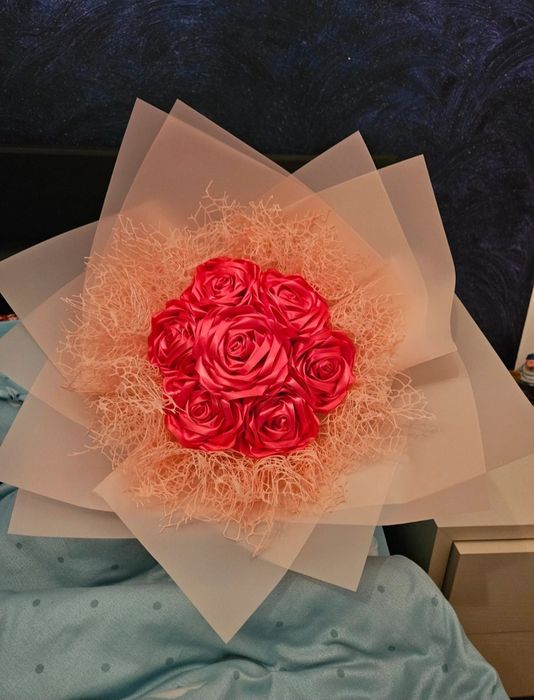 Buchet de 7 trandafiri din satin realizat manual